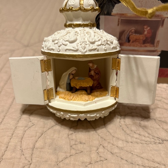 Hallmark Keepsake Ornament The Christmas Story 1999 - Picture 2 of 9